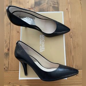LIKE NEW! Michael Kors Leather Pump